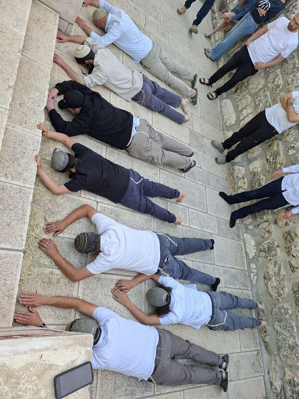 مستعمرون يؤدون سجودا ملحميا